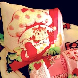 So Cute Strawberry Shortcake Bundle. Nwt.